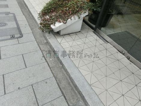 入口には多少ですが段差がございます