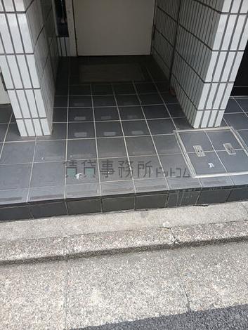 正面玄関前　段差
