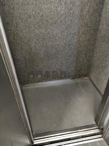 エレベーター内部