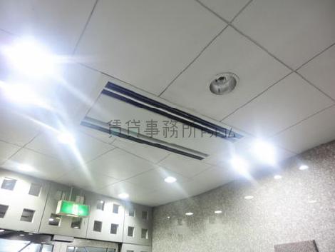 エントランスに大型のエアコンが２基設置されております