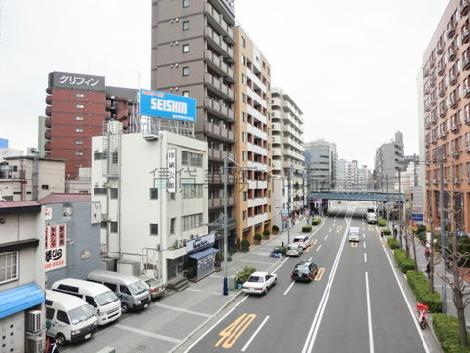 前面の大通りを歩道橋から撮影