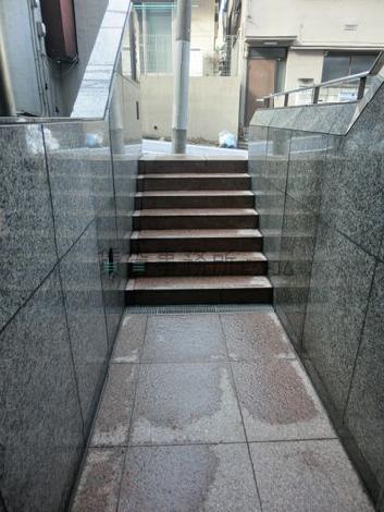 エントランスへの階段です