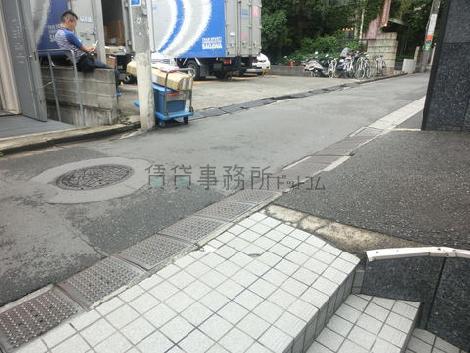全面道路は細い路地になっております