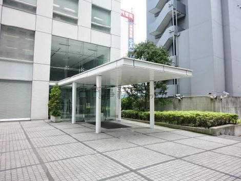 白いひさしが突き出ています