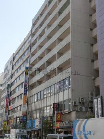 通り沿いにバルコニー