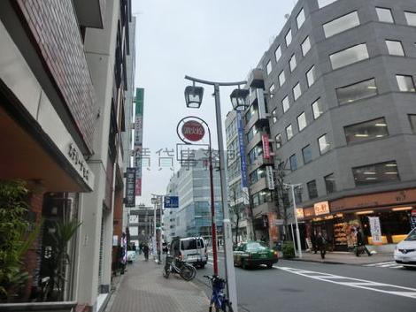 靖国通りの交差点至近