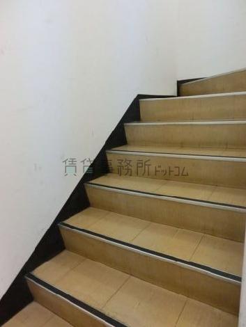 エレベーターのほかにも階段がございます
