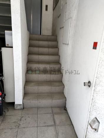 エレベーター前に段差あり