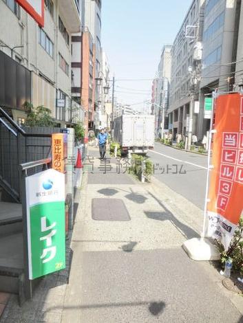 玄関前の通り