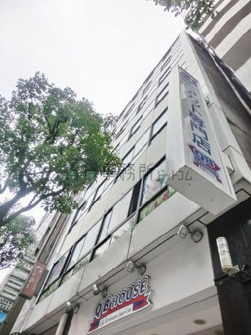 大きな袖看板が目印です