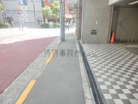 建物後方は細い歩道があります