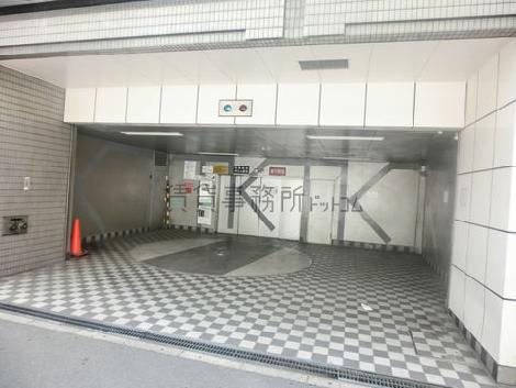 ビルの後方部分に駐車場があります