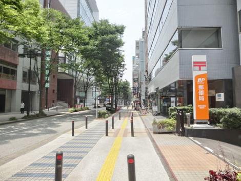 郵便局のサインが目印です