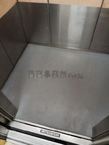 エレベーター内部