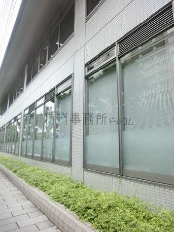 綺麗に配置されたガラス窓