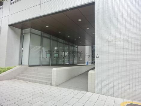 開口部の広い従業員専用玄関