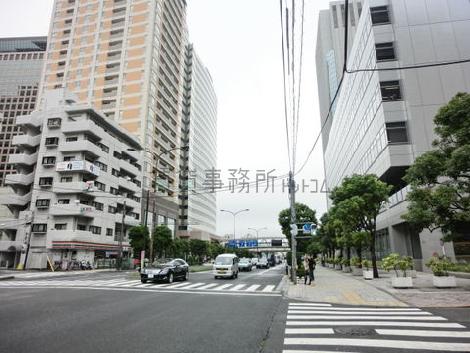 高層のビルが立ち並びます