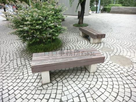 敷地内のベンチ