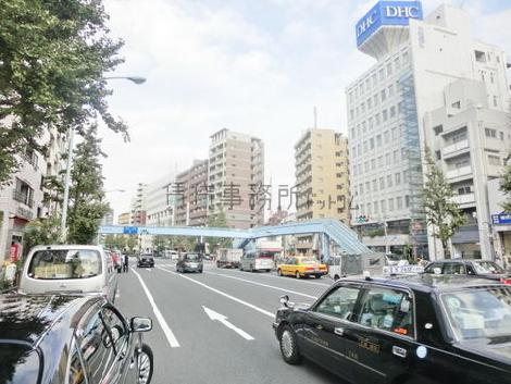 すぐ近くに明治通りがあります