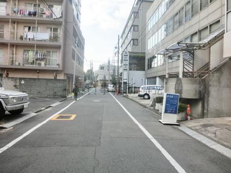 前面道路左側です
