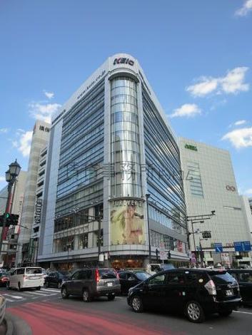 新宿通りと明治通りが交わる交差点の角地に建っています
