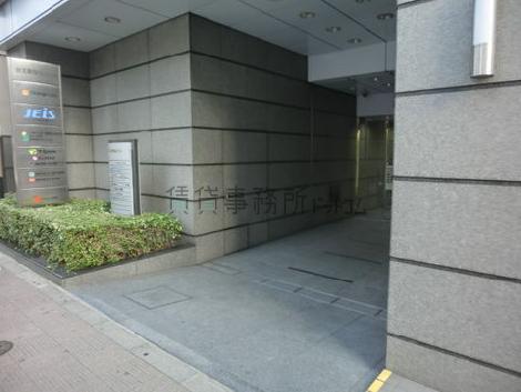 御影石張りの正面玄関です