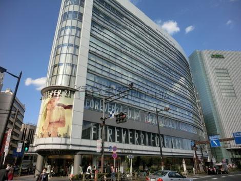 １から３階に某有名アパレル店が入居している物件です