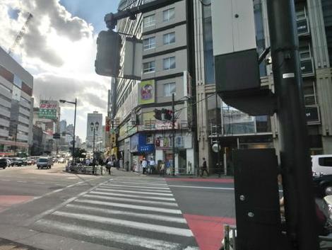 物件から新宿駅方向の横断歩道です