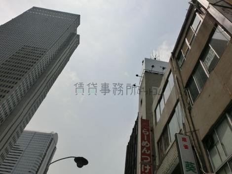 西新宿の高層ビル群はすぐそこです