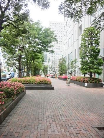 植栽が点在します