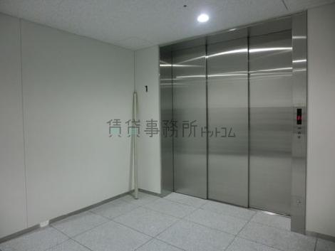 大きなカゴの貨物用ＥＶが1基あります