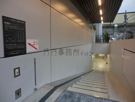 地下に駐輪場とバイク置き場が完備されてます