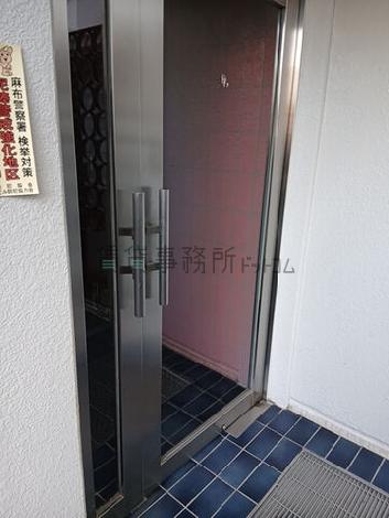 ガラスドアの先にエントランス