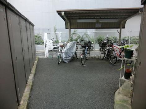 敷地奥には駐輪場がございます