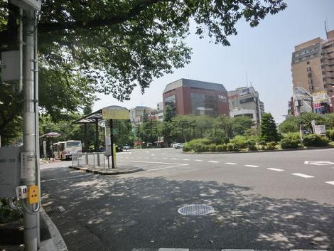 物件前はバスロータリーです
