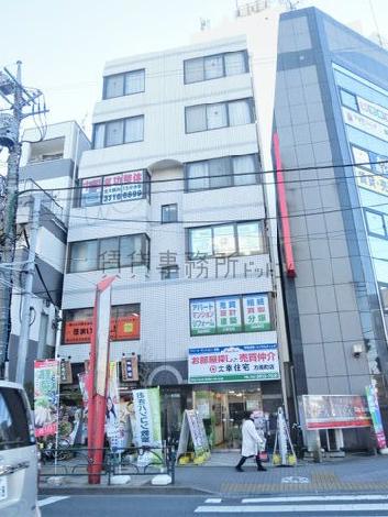 明るい外装のビル