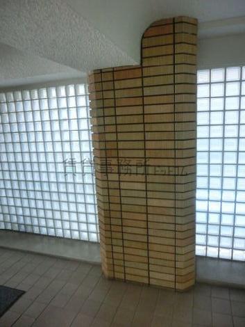 ガラスブロックで採光を確保しています