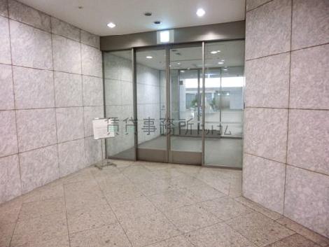 オフィス棟への入口