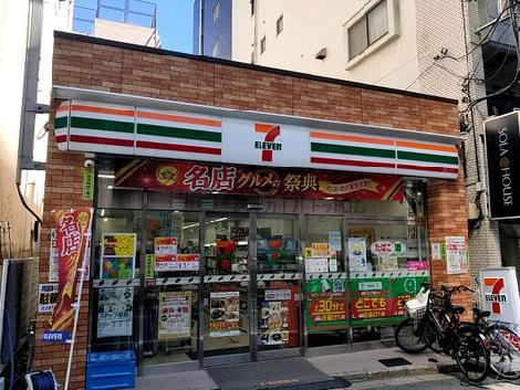 隣にコンビニ有り