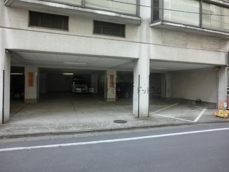 1階には屋根つき駐車場