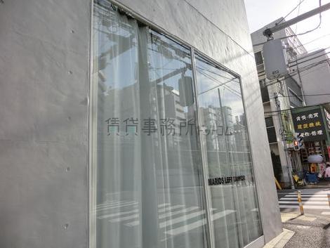 １階店舗部分の窓面の様子