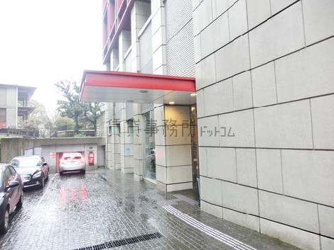 正面玄関は物件の左側にあります
