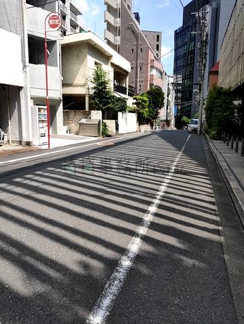 車の通りの少ないエリアに建ちます