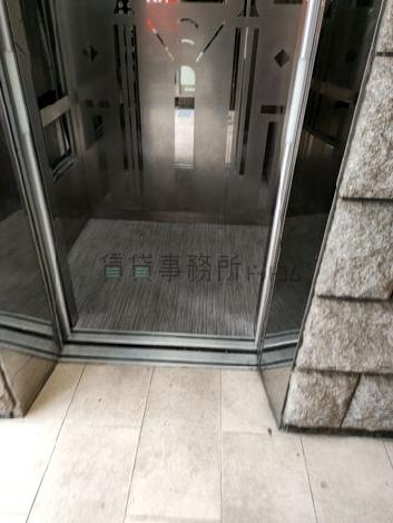 エレベーター内部