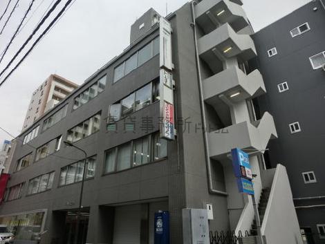 横幅の広いビルです