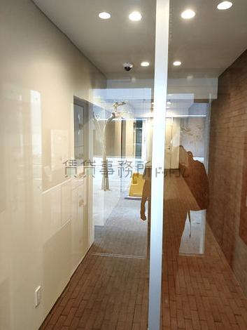 オートロックを解錠して建物に入ります