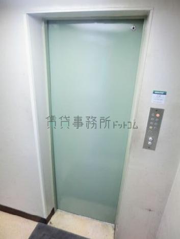 パステルトーンのエレベーター扉