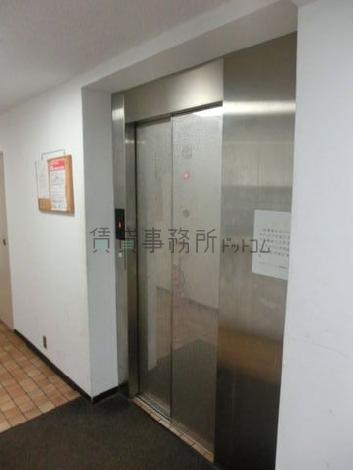 エレベーターは正面玄関入り右側です