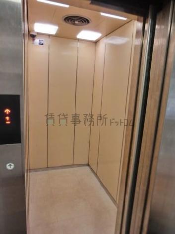 エレベーターは広々9人乗りです