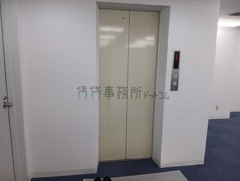 スギタビルの室内
